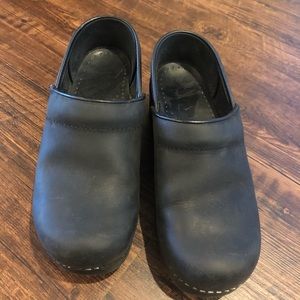 Dansko women’s ladies clogs Women’s black suede Size 37 Used work shoes Matte